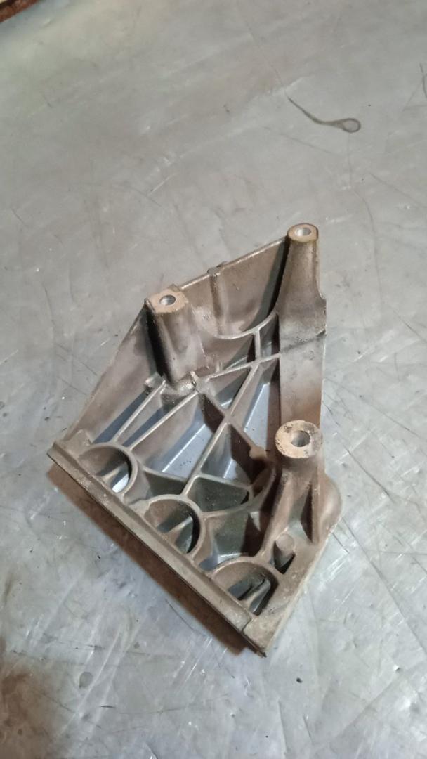 кронштейн двигателя Skoda Fabia 2 поколение (5J) 2008, 1.9 л., дизель, 038199207A - фото №1