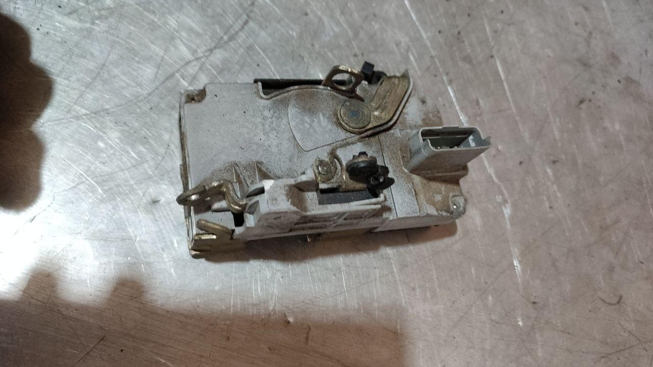 замок двери передней правой Peugeot 206 1 поколение 2001 - фото №1