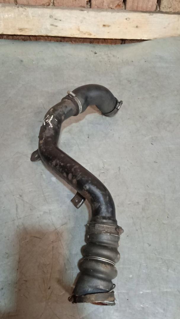 патрубок радиатора Ford Transit Connect 1 поколение 2009, 1.8 л., дизель - фото №1