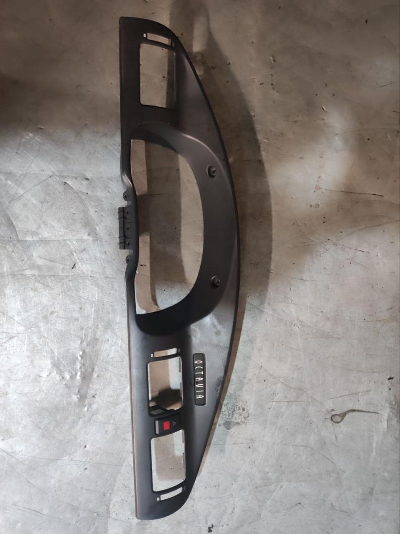 накладка на торпедо (консоль) Skoda Octavia 1 поколение (A4) 1998, 1U1857053, 1U1857059 - фото №1