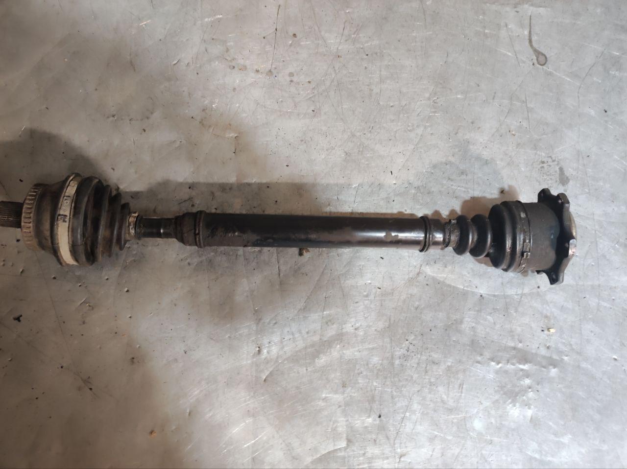 полуось передняя правая (приводной вал, ШРУС) Skoda Octavia 1 поколение (A4) 1998, 1.6 л., бензин, МКПП - фото №1