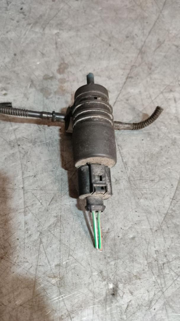 насос (моторчик) омывателя стекла Skoda Octavia 1 поколение (A4) 1998, 1J6950591 - фото №1