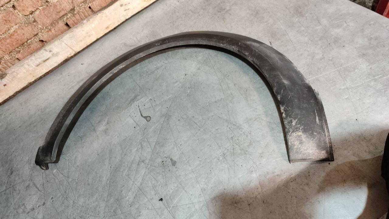 накладка крыла зад. лев. Ford Transit Connect 1 поколение 2009, 2T14A280K97A - фото №1