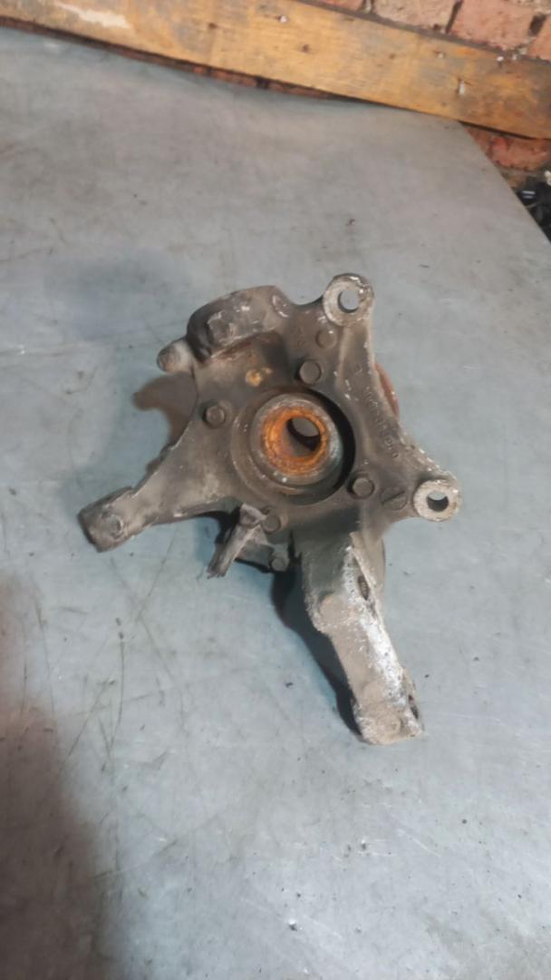 кулак поворотный правый Chrysler Voyager 4 поколение 2003, 04694948AA - фото №1