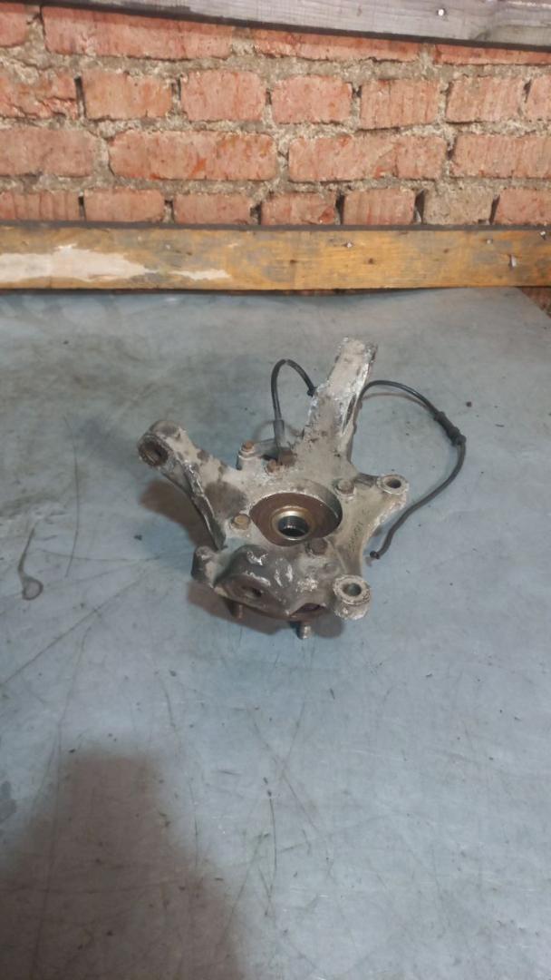 кулак поворотный левый Chrysler Voyager 4 поколение 2003, 04694949AA - фото №1