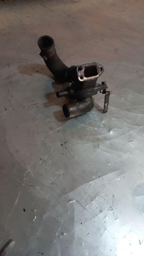 корпус термостата Chrysler Voyager 4 поколение 2003, 2.5 л., дизель - фото №1