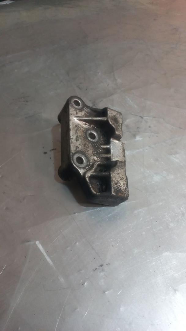 кронштейн двигателя Chrysler Voyager 4 поколение 2003, 2.5 л., дизель, 90542119 - фото №1