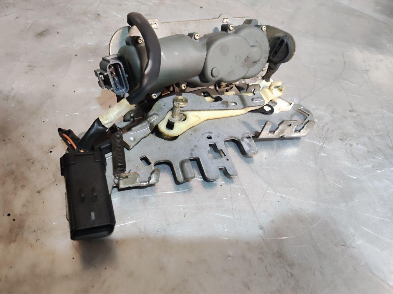 замок двери сдвижной Chrysler Voyager 4 поколение 2003 - фото №1