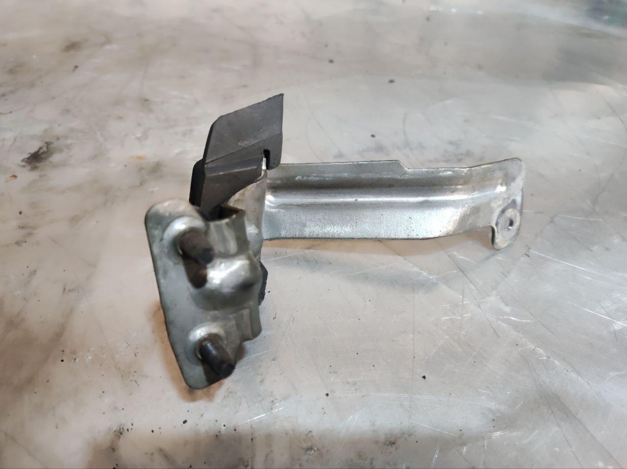 ограничитель открывания двери Chrysler Voyager 4 поколение 2003, 04717757AB - фото №1