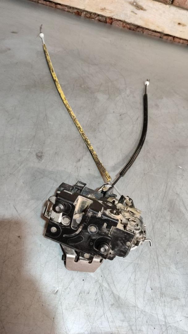 замок двери задней правой Audi A6 4B/C5 C5 2000, универсал, 4B0839016G - фото №1