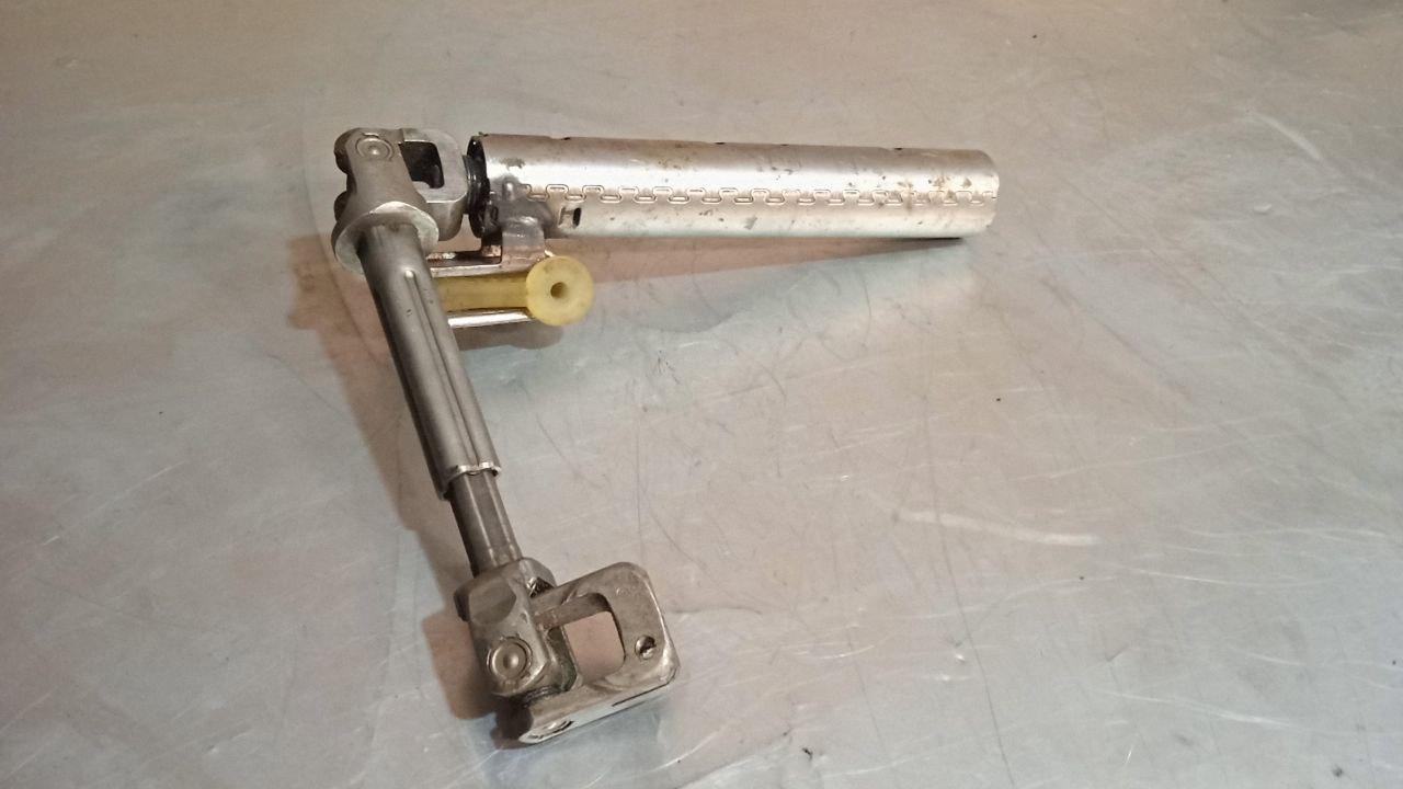 рулевой карданчик Ford Focus 2 поколение 2008 - фото №1