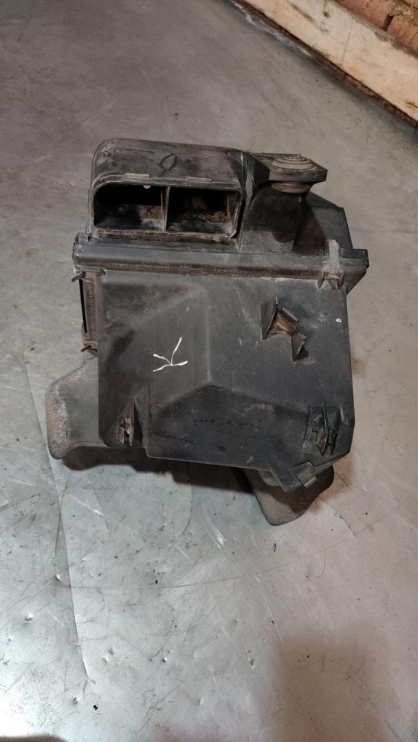 корпус воздушного фильтра Volkswagen Passat B5 1999, 1.8 л., бензин - фото №1