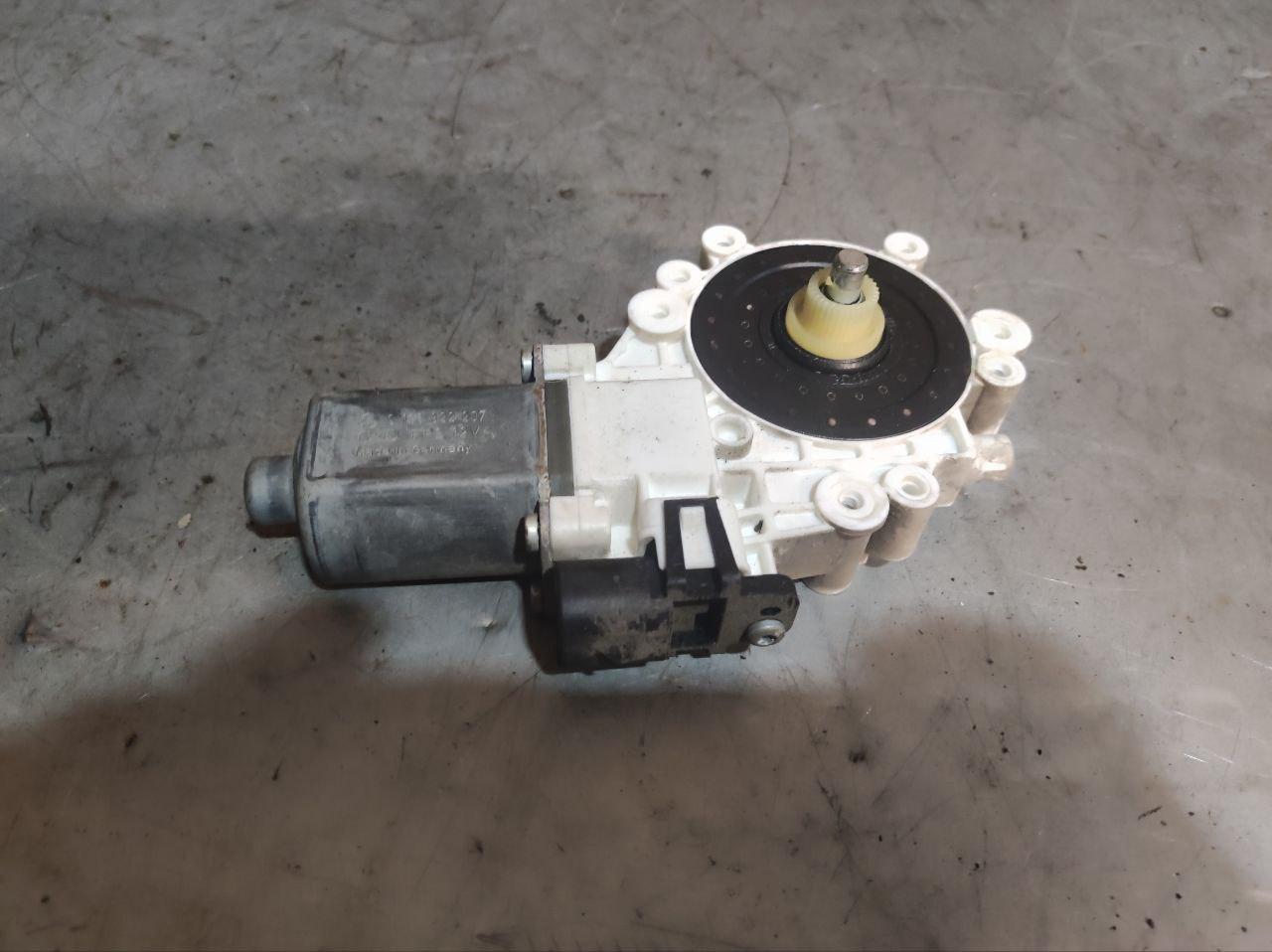 моторчик стеклоподъемника передний правый Mitsubishi Colt 6 поколение (Z20/Z30) 2008, хетчбэк 3 дв., 130822207 - фото №1