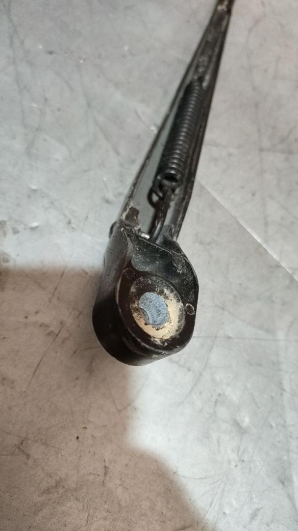 щеткодержатель (поводок стеклоочистителя, дворник) Mercedes-Benz Vito W639 W638 (2003 - 2010), A6398200044, 6398200044 - фото №1