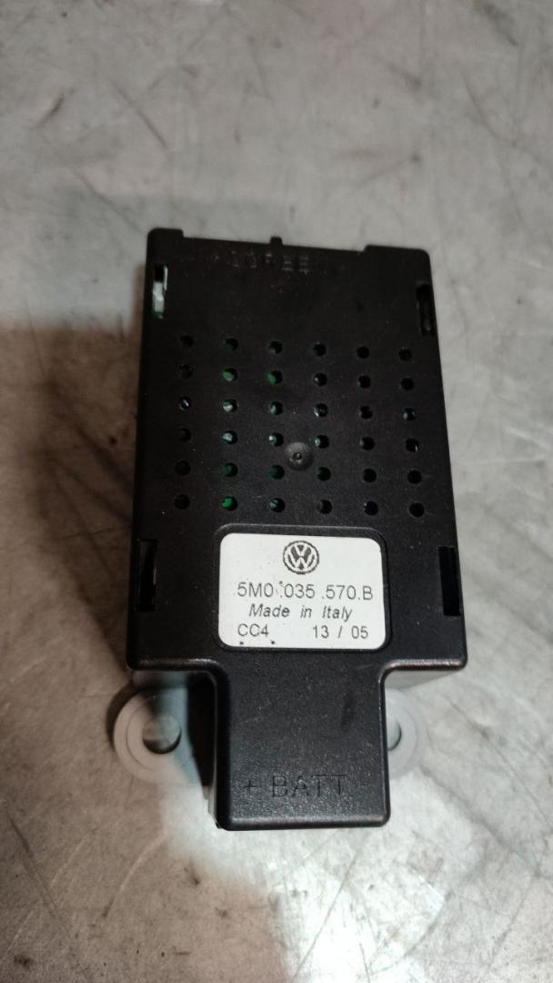 усилитель антенны Volkswagen Golf 5 поколение (2003 - 2009), хетчбэк 5 дв., 5M0035570B - фото №1