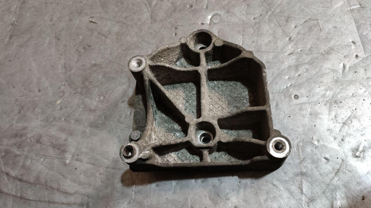 кронштейн компрессора кондиционера Citroen C4 1 поколение 2006, 1.6 л., бензин, 9657137480 - фото №1