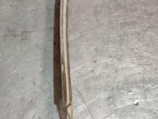 ус под фонарь левый Toyota Avensis 1 поколение (T220) 1999