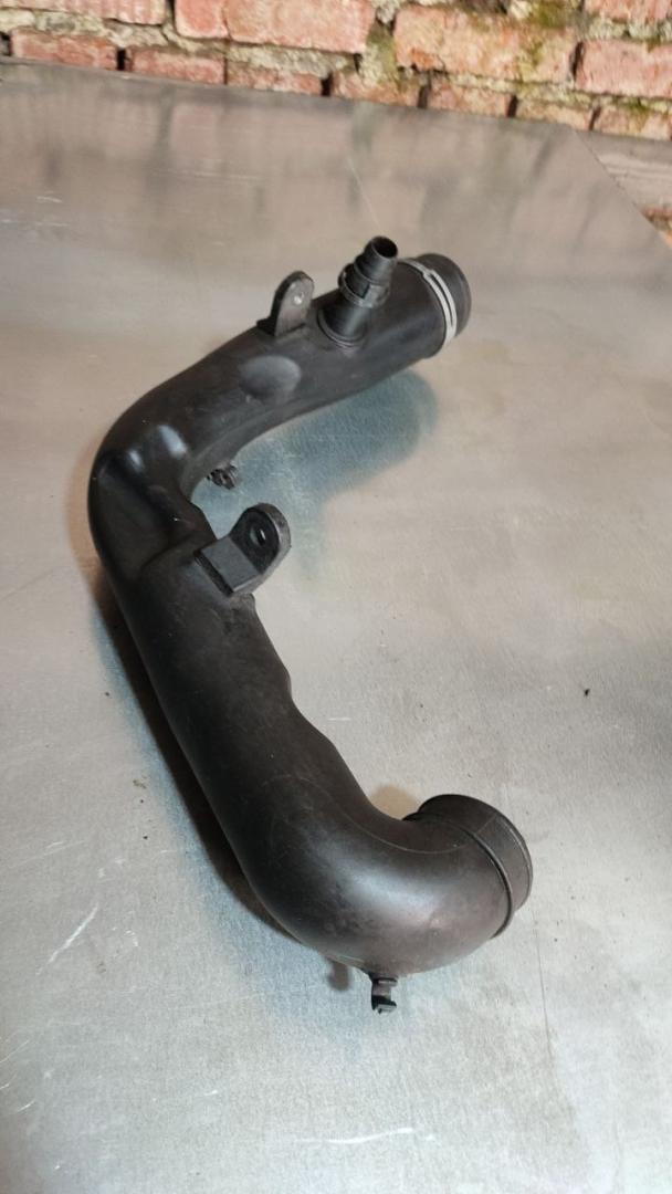 патрубок воздушного фильтра Skoda Octavia 2 поколение (A5) (2004 - 2009), 1.9 л., дизель, 1K0129654AA, 446156602 - фото №1