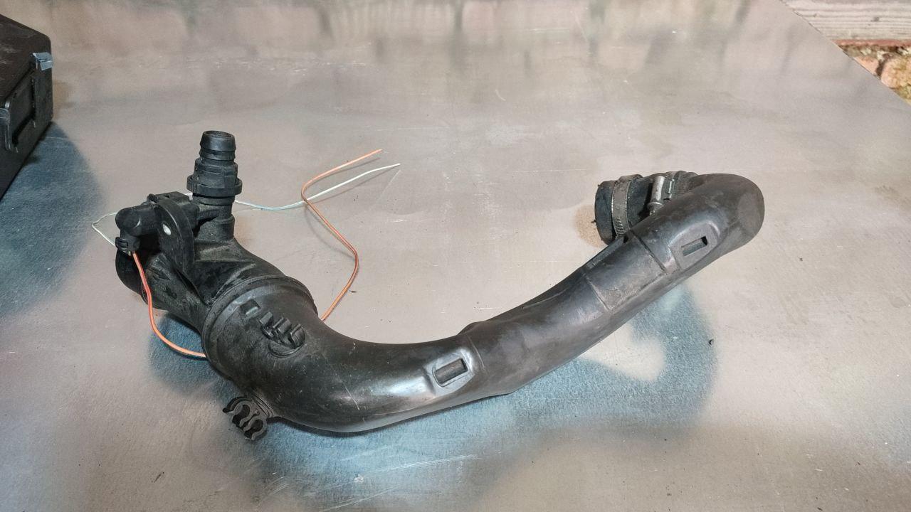 патрубок интеркулера Skoda Octavia 1 поколение (A4) (1996 - 2000), 1.9 л., дизель, 1J0129654T - фото №1