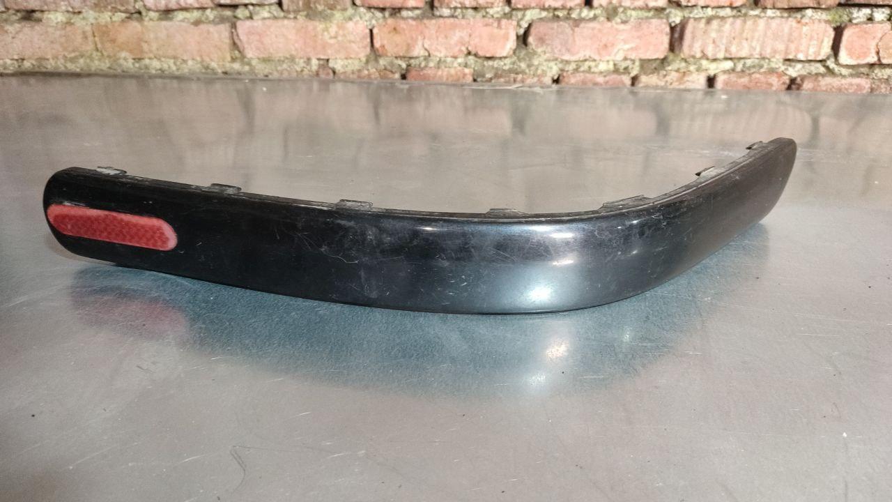 молдинг заднего бампера Volkswagen Golf 4 поколение (1997 - 2006), 1J6807792A - фото №1