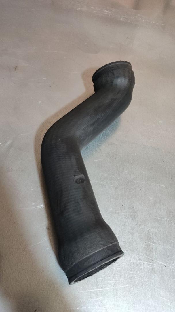 патрубок интеркулера Skoda Octavia 1 поколение (A4) (1996 - 2000), 1.9 л., дизель, 8L0145838 - фото №1