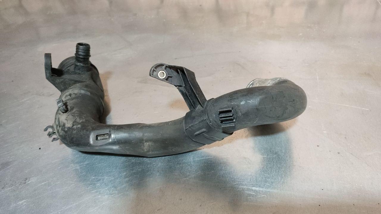 патрубок воздушного фильтра Volkswagen Golf 4 поколение (1997 - 2006), 1.9 л., дизель, 1J0129654J - фото №1