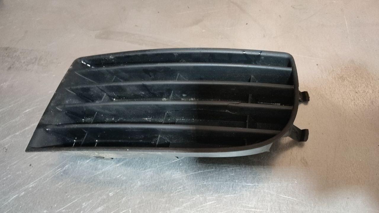 заглушка (решетка) в бампер Volkswagen Golf 5 поколение (2003 - 2009), 1K0853666 - фото №1