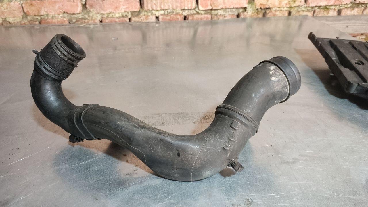 патрубок воздушного фильтра Volkswagen Golf 4 поколение (1997 - 2006), 1.9 л., дизель, 1J0129654S - фото №1