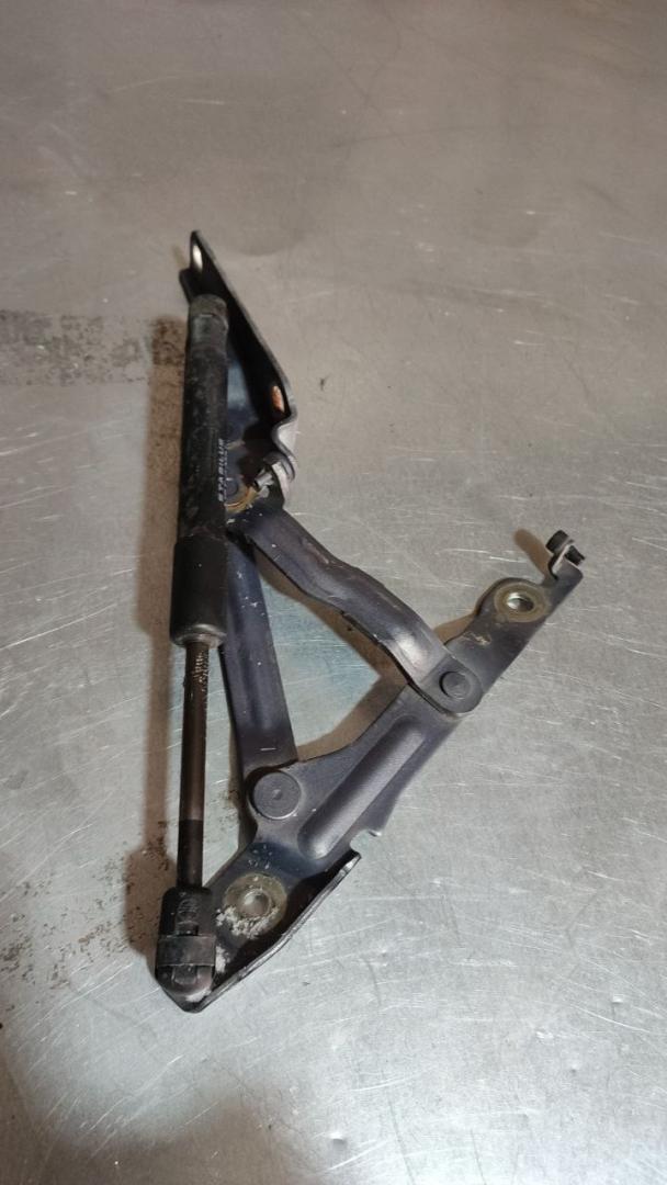 петля крышки багажника Mazda 3 BK (2003 - 2005), седан, BN8V56930B - фото №1