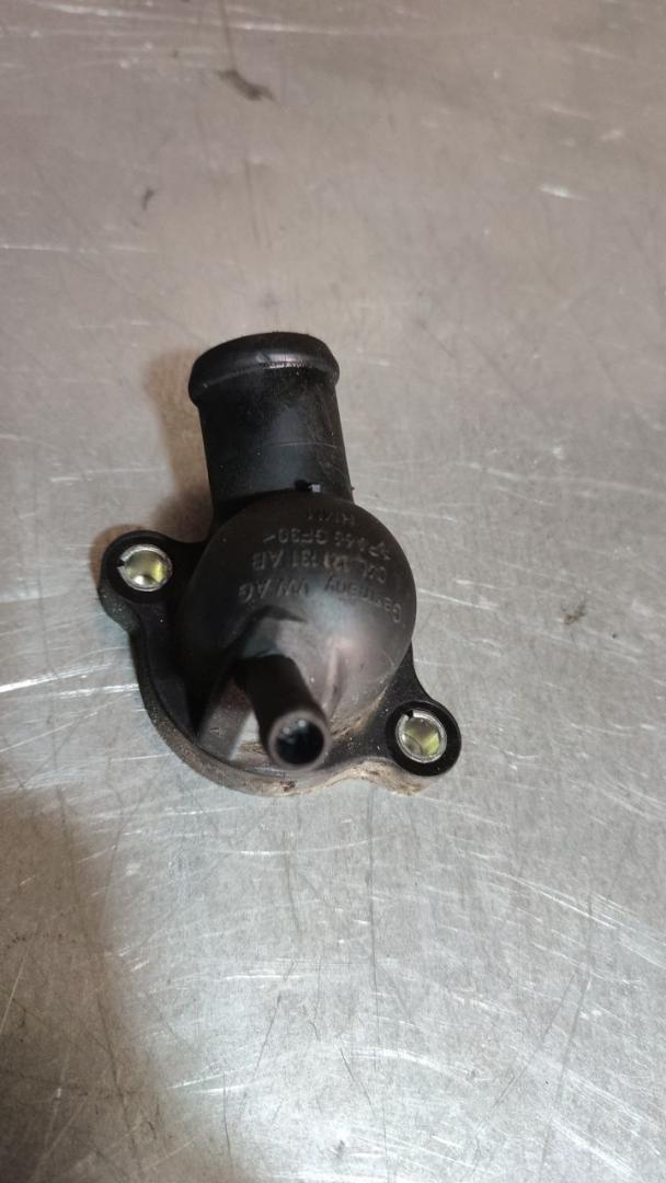 фланец (тройник) системы охлаждения Volkswagen Passat B8 (2014 - 2020), 2.0 л., дизель, 04L121131AB - фото №1