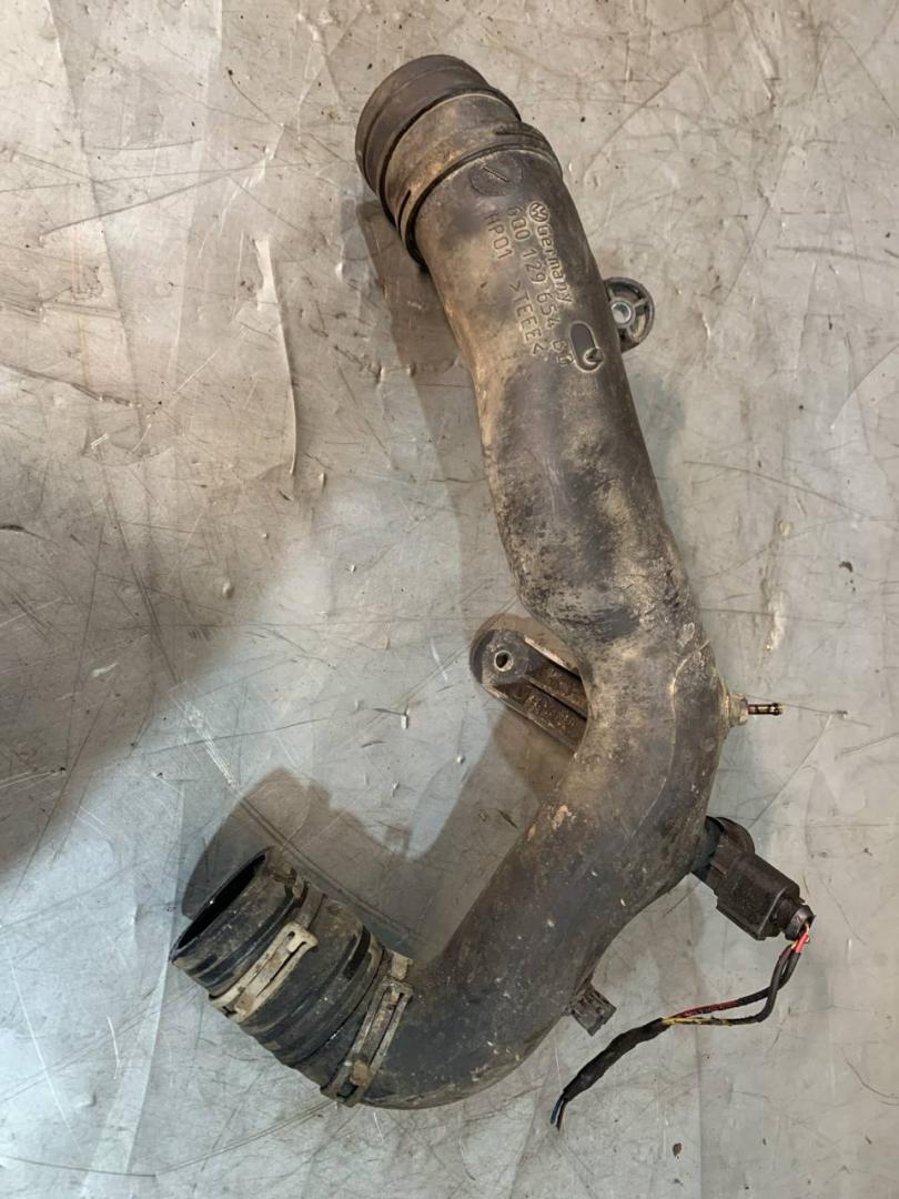 патрубок интеркулера Volkswagen Polo 4 поколение (2001 - 2005), 1.4 л., дизель, МКПП, 6Q0129654, 6Q0129654BG - фото №1