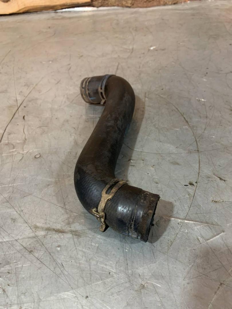 патрубок интеркулера Volkswagen Polo 4 поколение (2001 - 2005), 1.4 л., дизель, 6Q0145823 - фото №1