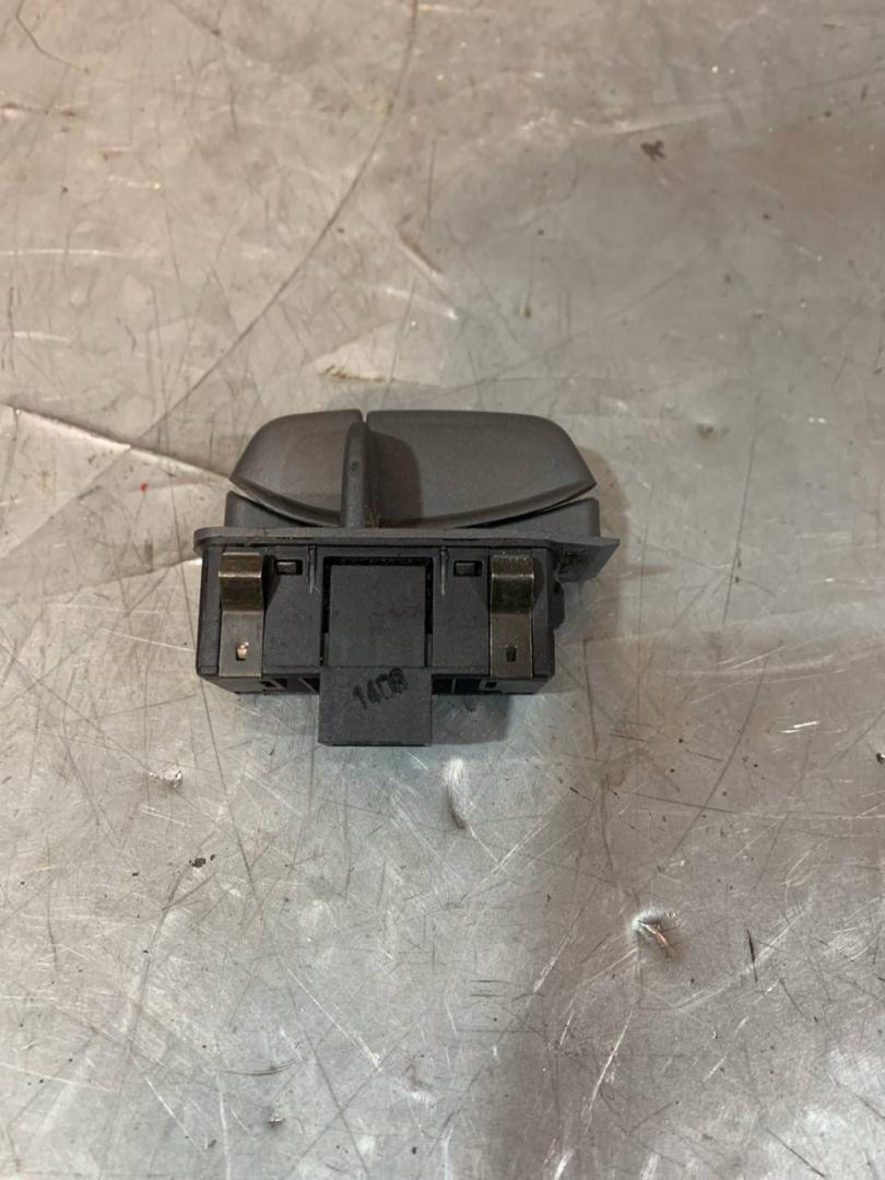 кнопка открытия багажника Volvo V70 1 поколение (1997 - 2000), 9162946 - фото №1