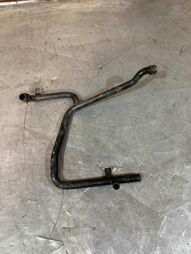 трубка охлаждающей жидкости Audi A6 Allroad Quattro C5 (2000 - 2006), 2.5 л., дизель - фото №1