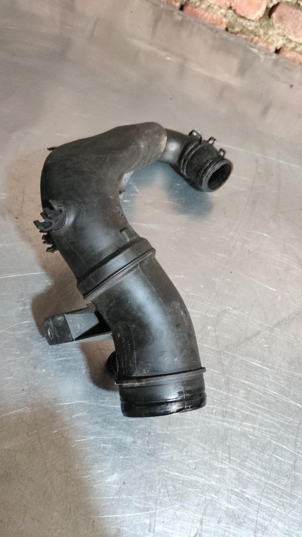 патрубок воздушного фильтра Skoda Octavia 1 поколение (A4) (1996 - 2000), 1.9 л., дизель, 01J0129654S, 1J0129654S - фото №1