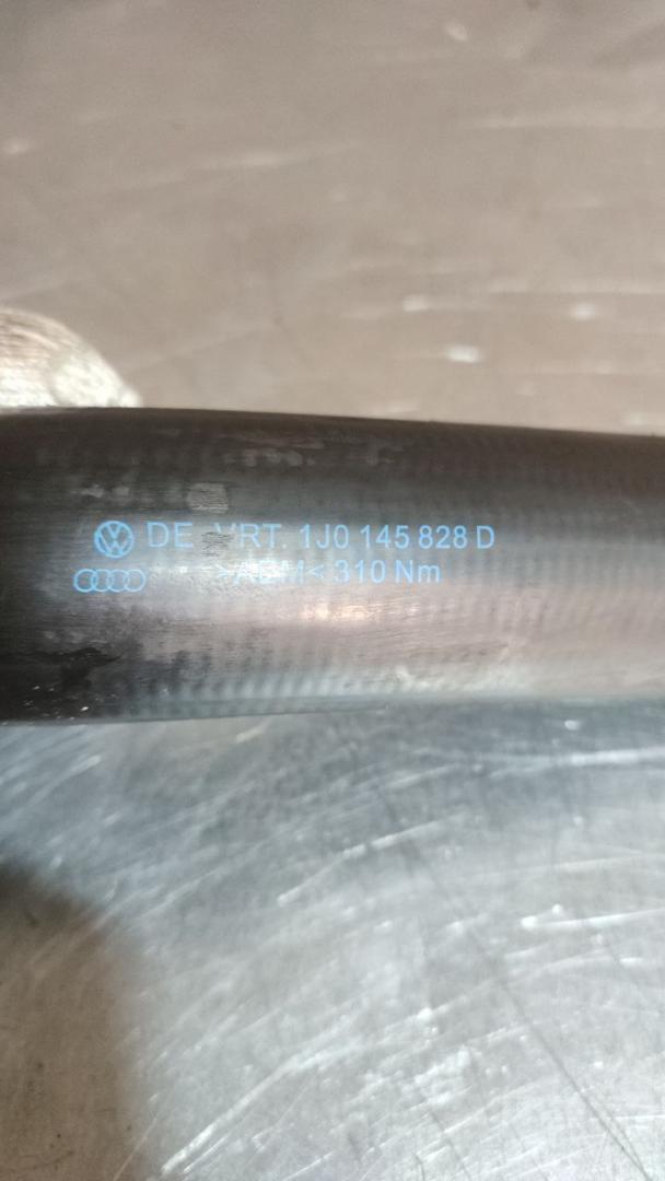 патрубок интеркулера Skoda Octavia 1 поколение (A4) (1996 - 2000), 1.9 л., дизель, 1J0145828D - фото №1