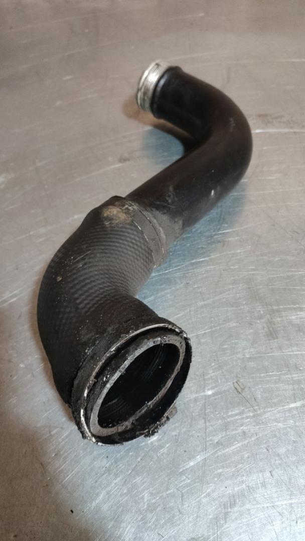 патрубок интеркулера Volvo V70 1 поколение (1997 - 2000), 2.4 л., бензин - фото №1