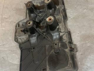 полка аккумулятора Volkswagen Golf 4 поколение (1997 - 2006), 1J0915333