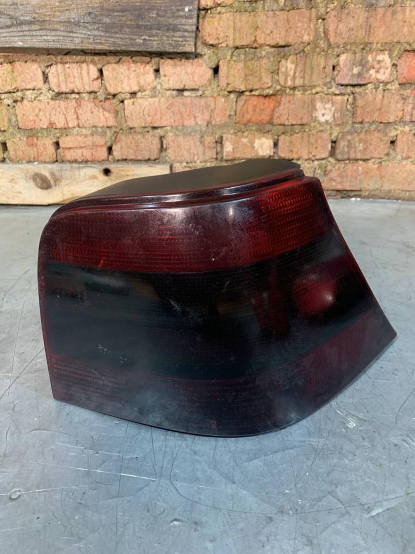 фонарь задний правый Volkswagen Golf 4 поколение (1997 - 2006), хетчбэк 5 дв., 1J6945112S - фото №1