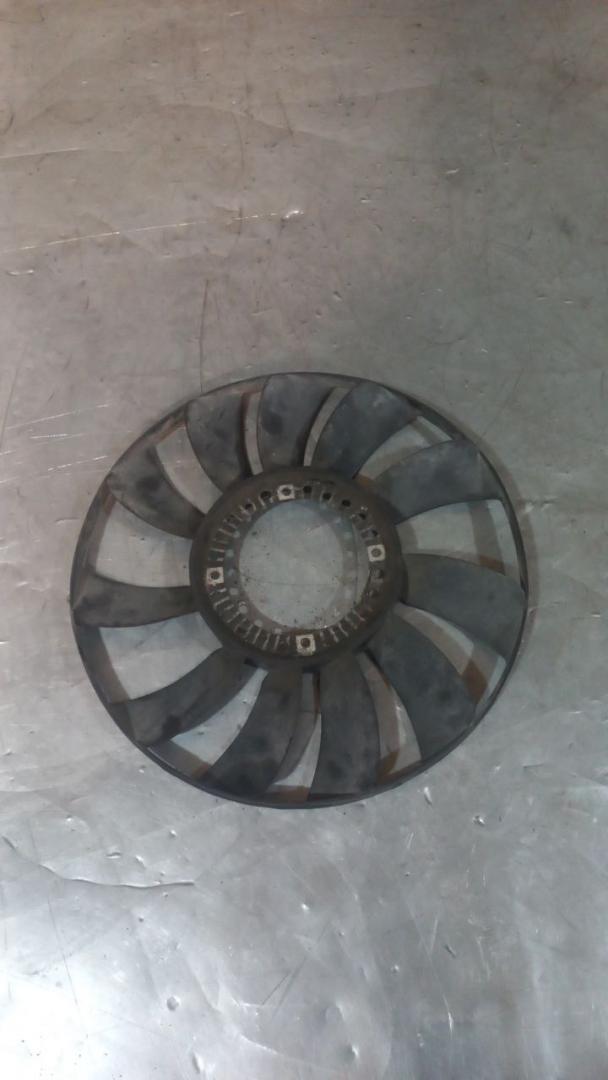 крыльчатка вентилятора (лопасти) Volkswagen Passat B5 1997, 1.8 л., бензин, 058121301B - фото №1