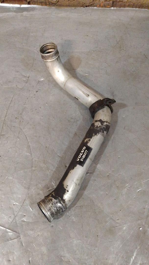 патрубок интеркулера Volvo V70 1 поколение (1997 - 2000), 2.5 л., дизель, 9186477 - фото №1