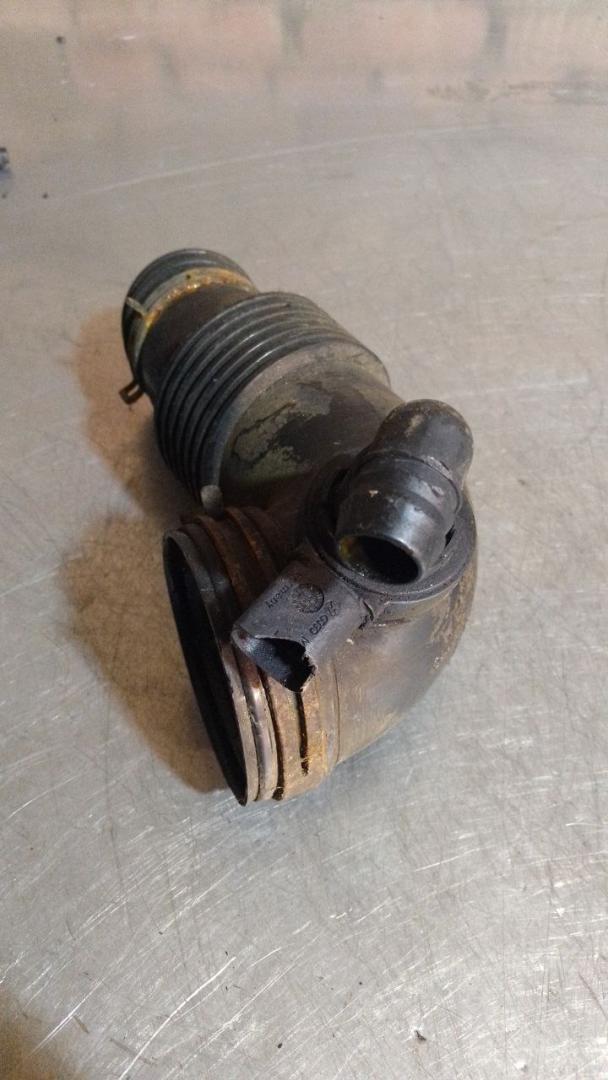 патрубок воздушного фильтра Volkswagen Touareg 1 поколение (2002 - 2007), 2.5 л., дизель, 7L6129534 - фото №1