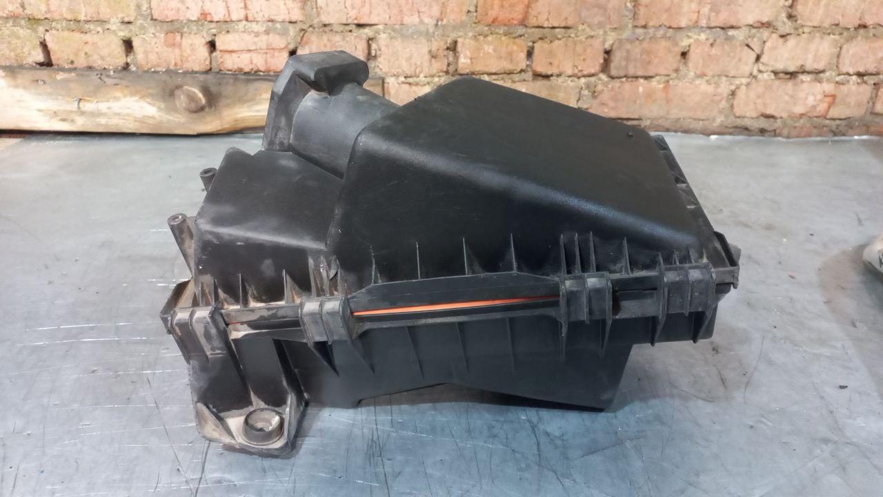 корпус воздушного фильтра Skoda Octavia 1 поколение (A4) 1998, 1.6 л., бензин, 1J0129607D, 4615785903 - фото №1
