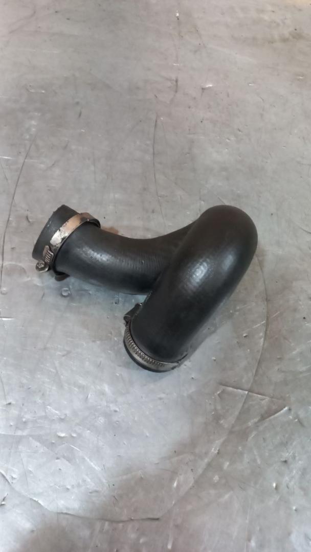 патрубок интеркулера Audi A4 B6 (2000 - 2006), 2.5 л., дизель, 8E0145746F - фото №1