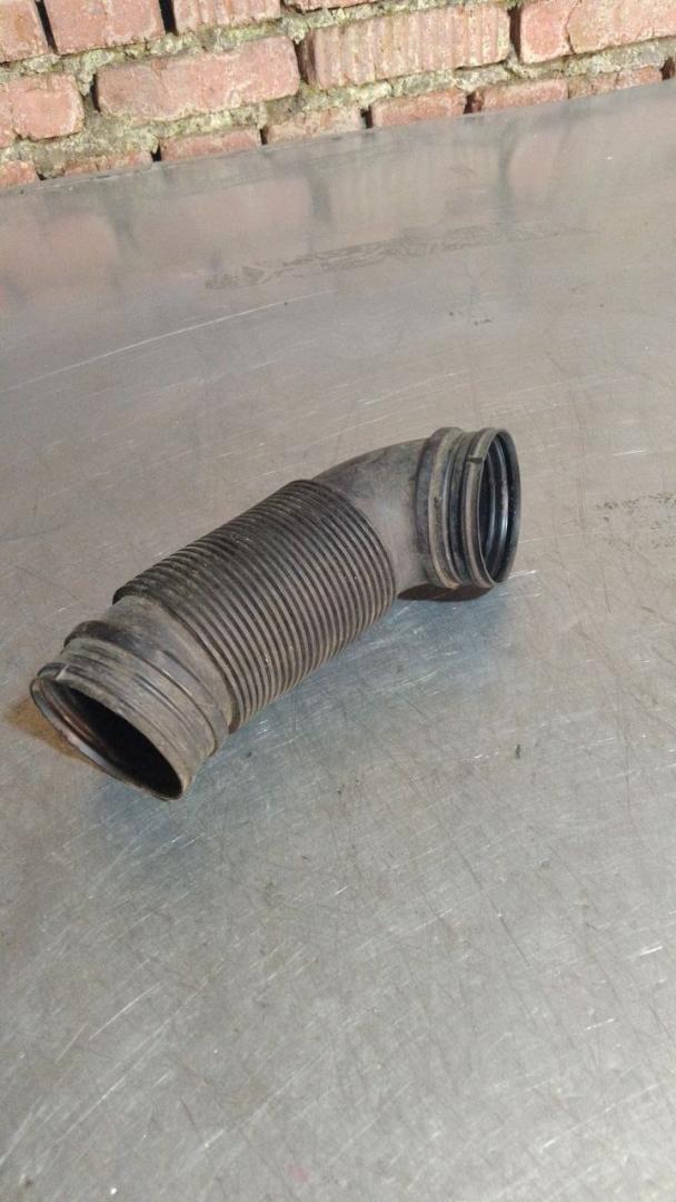 патрубок воздушного фильтра Volkswagen Golf 5 поколение (2003 - 2009), 1K0129684B - фото №1