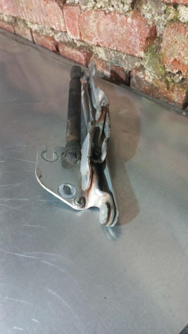 петля крышки багажника Audi A4 B5 (1994 - 1999), седан, 3B5827302A - фото №1