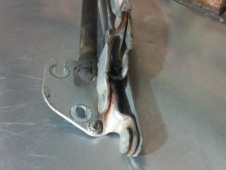 петля крышки багажника Audi A4 B5 (1994 - 1999), седан, 3B5827302A