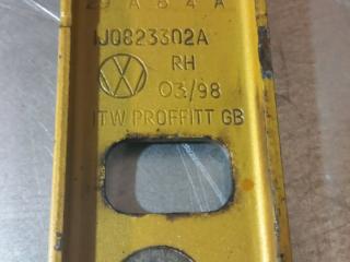 петля капота правая Volkswagen Golf 4 поколение (1997 - 2006), 1J0823302A, 29A84A
