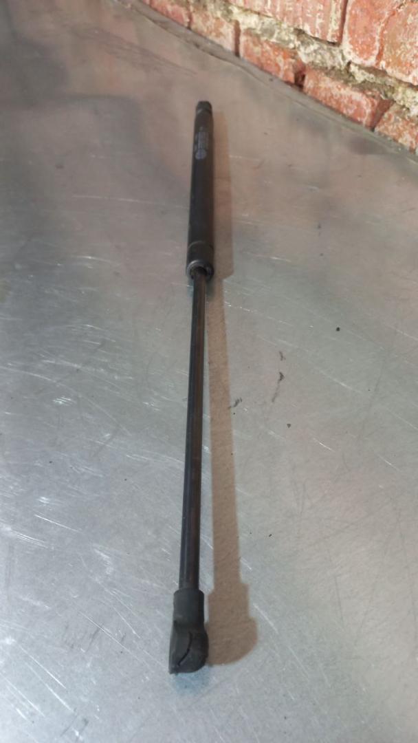 амортизатор крышки багажника (3-5 двери) Volkswagen Golf 4 поколение (1997 - 2006), GS0131 - фото №1