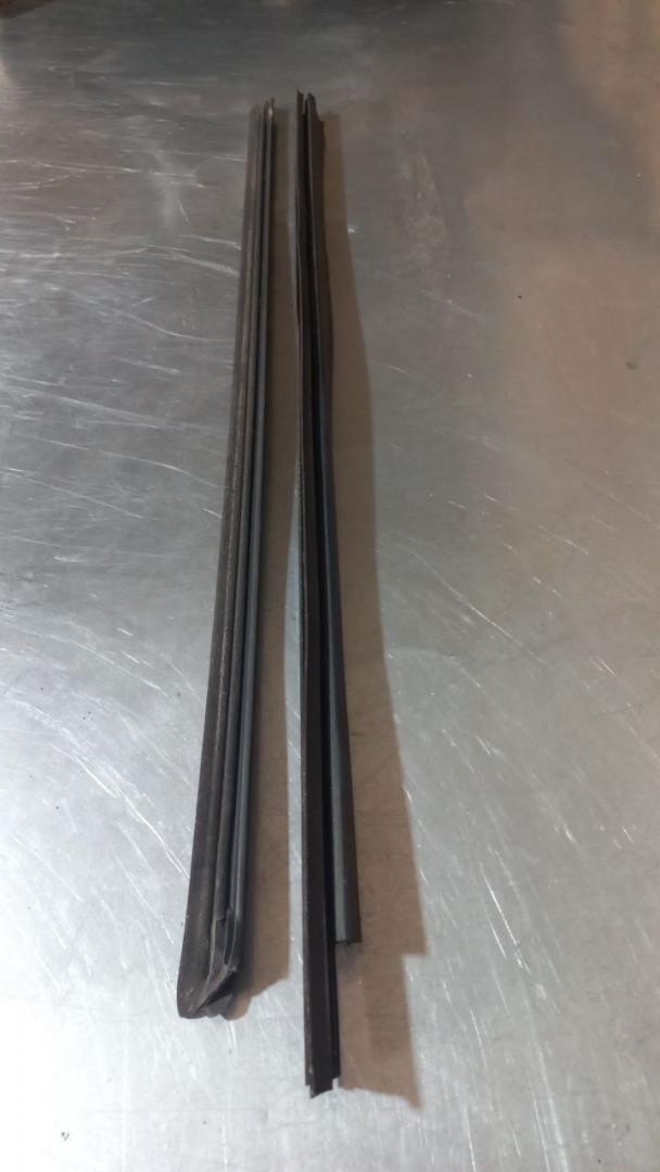 Уплотнитель стекла Volvo V70 1 поколение (1997 - 2000) - фото №1